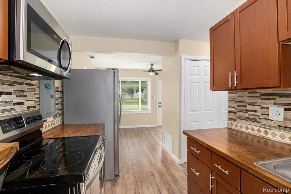 2182 E BOATFIELD AVENUE Burton City, MI 48529