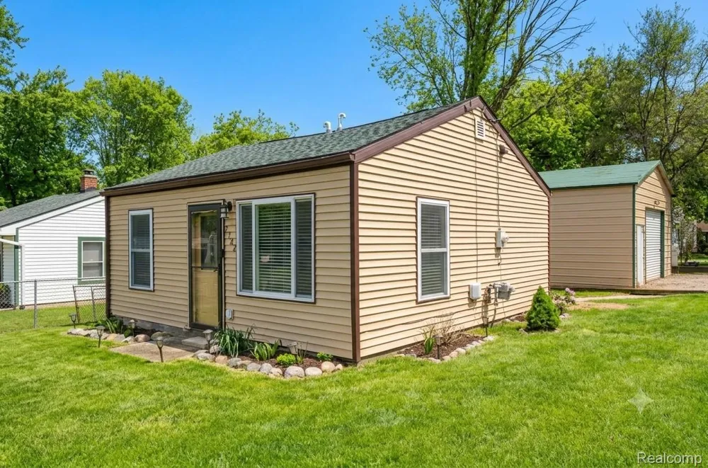 2182 E BOATFIELD AVENUE Burton City, MI 48529
