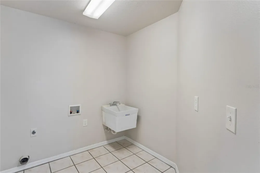 652 SAND RIDGE DRIVE Valrico, FL 33594