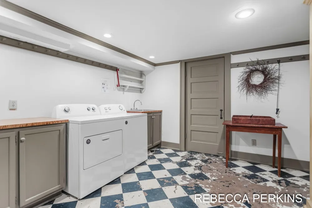 22 Cherry Street Holland City, MI 49423