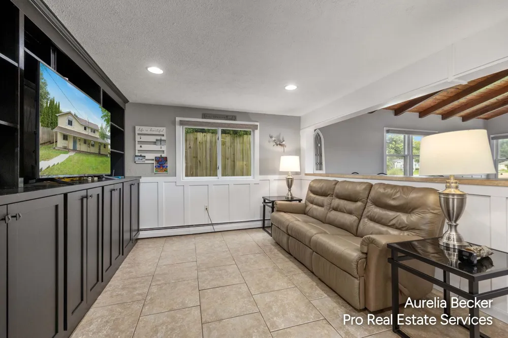 13555 Sunset Shores Drive NE Cedar Springs, MI 49319