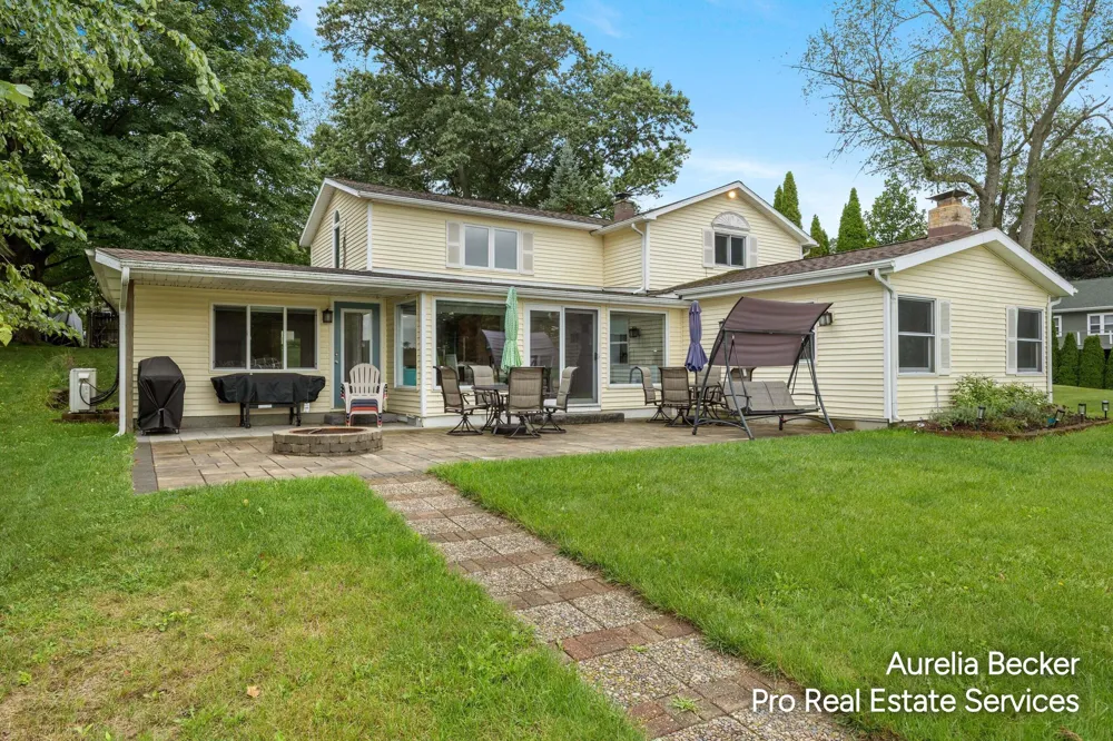 13555 Sunset Shores Drive NE Cedar Springs, MI 49319