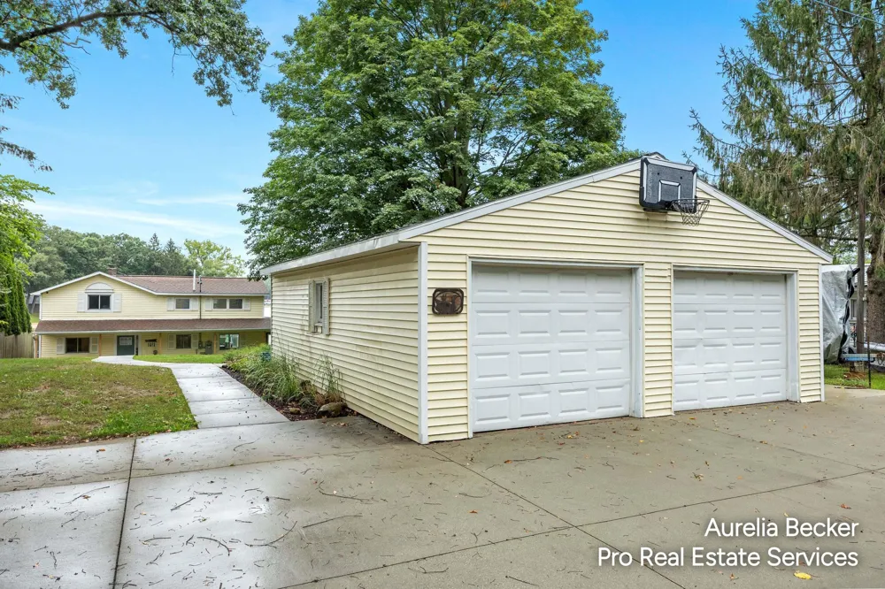 13555 Sunset Shores Drive NE Cedar Springs, MI 49319