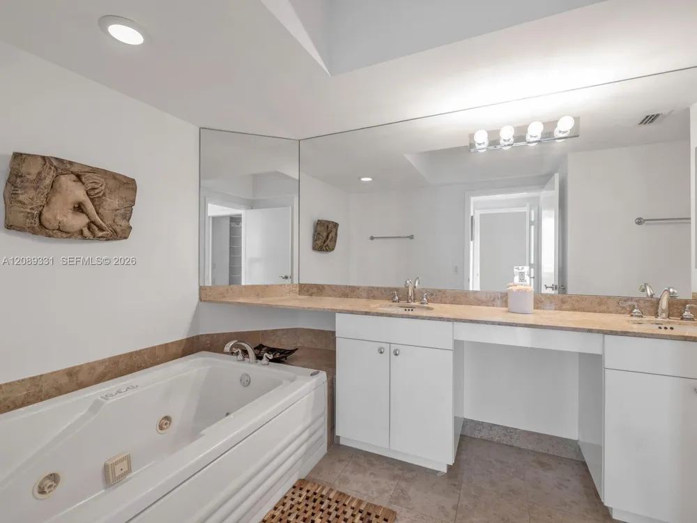 4779 Collins Ave #2805 Miami Beach, FL 33140