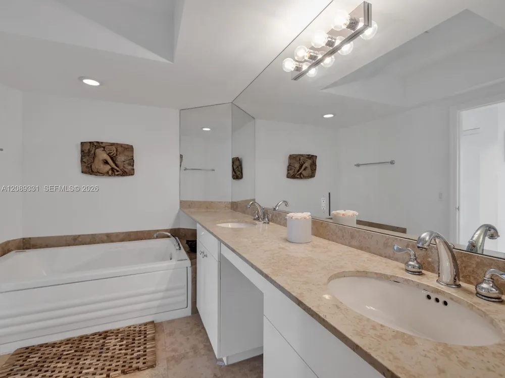 4779 Collins Ave #2805 Miami Beach, FL 33140