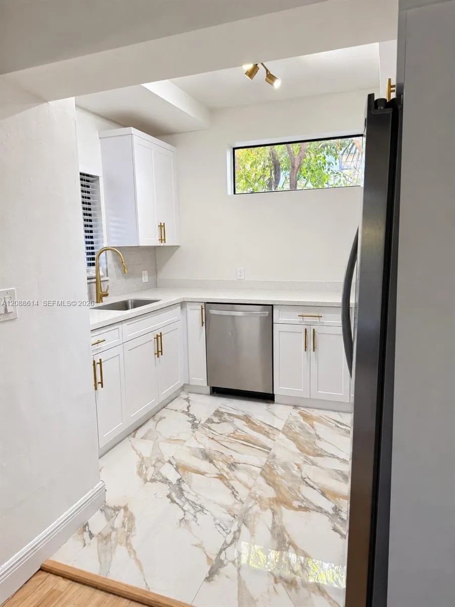 327 W 28th St Miami Beach, FL 33140