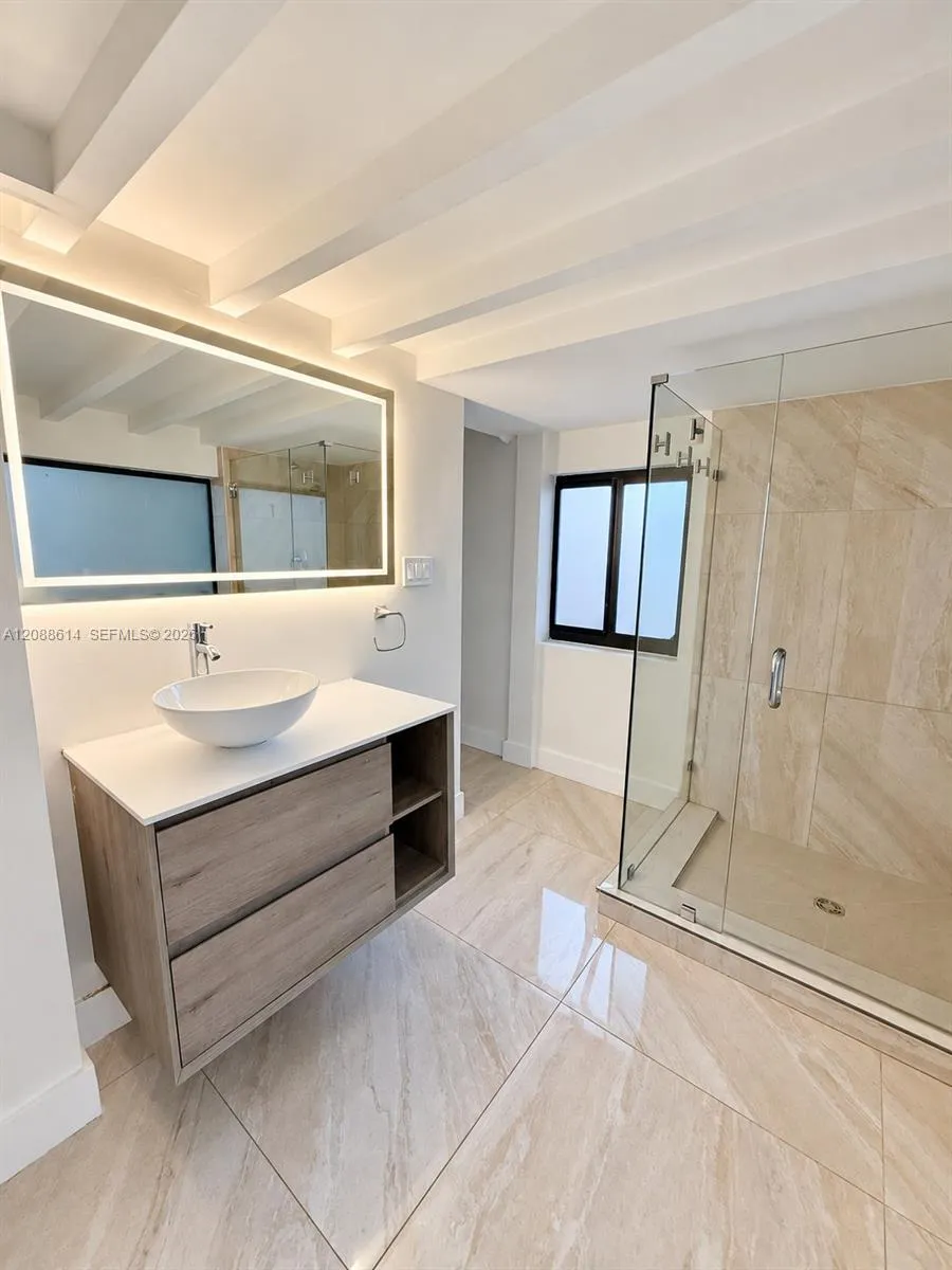 327 W 28th St Miami Beach, FL 33140