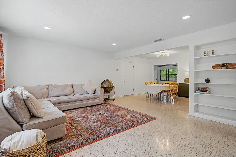 10246 VALLE DRIVE Tampa, FL 33612