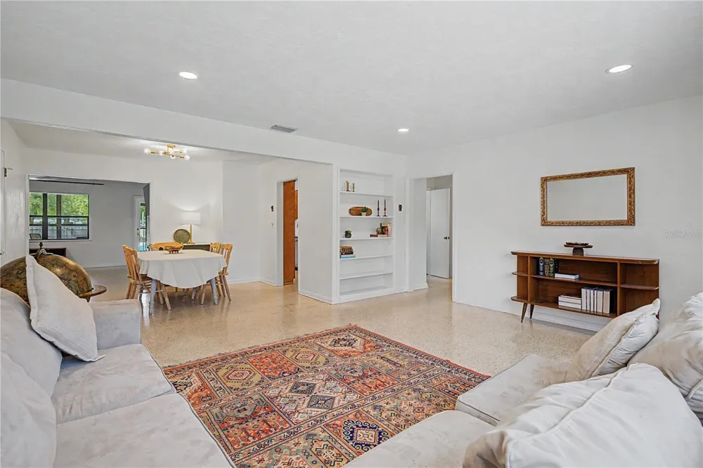 10246 VALLE DRIVE Tampa, FL 33612