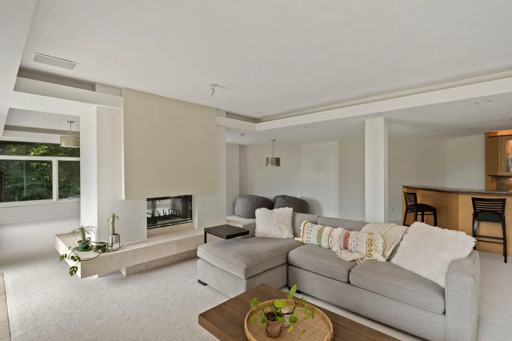 10321 Heidi Lane Chanhassen, MN 55318