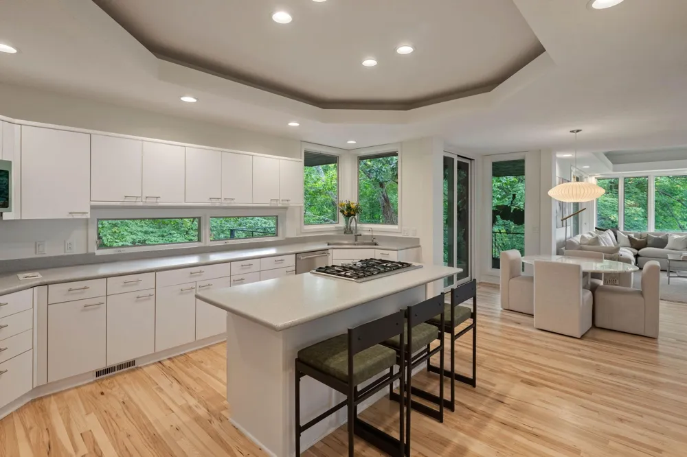10321 Heidi Lane Chanhassen, MN 55318