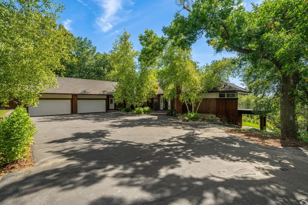 10321 Heidi Lane Chanhassen, MN 55318