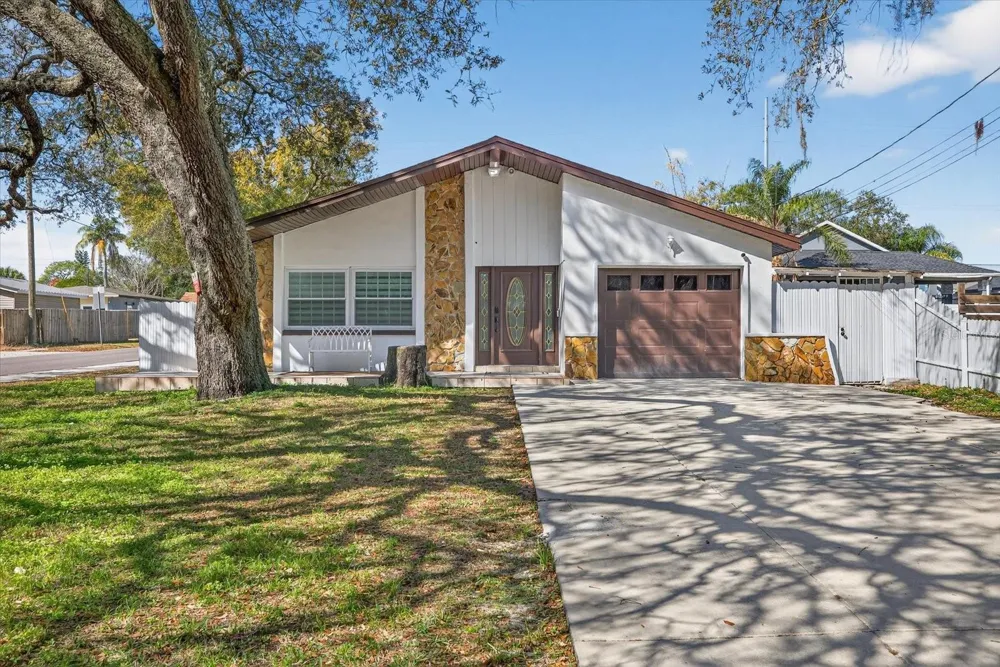8902 HAMNER AVENUE Tampa, FL 33604