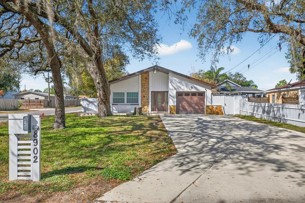 8902 HAMNER AVENUE Tampa, FL 33604