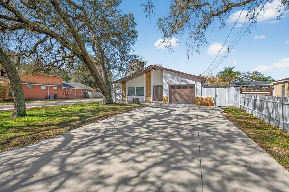 8902 HAMNER AVENUE Tampa, FL 33604