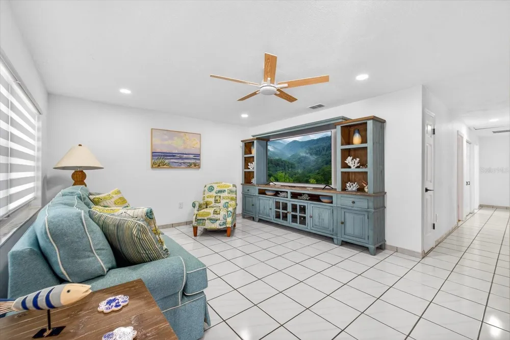 8902 HAMNER AVENUE Tampa, FL 33604
