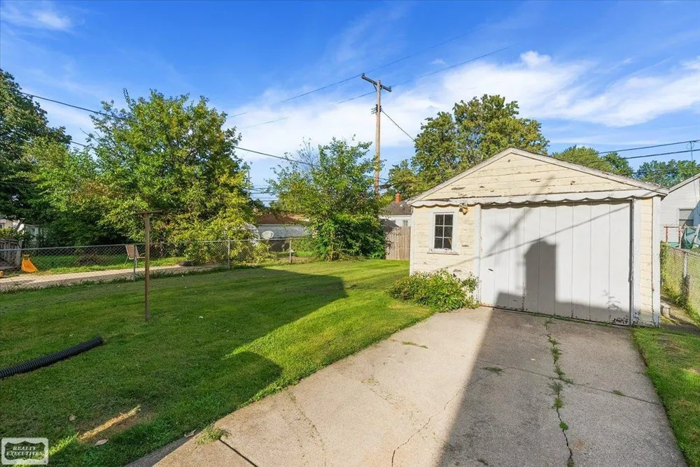 23140 Rein Avenue Eastpointe City, MI 48021