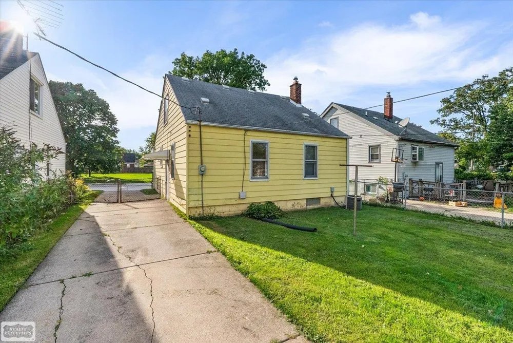 23140 Rein Avenue Eastpointe City, MI 48021