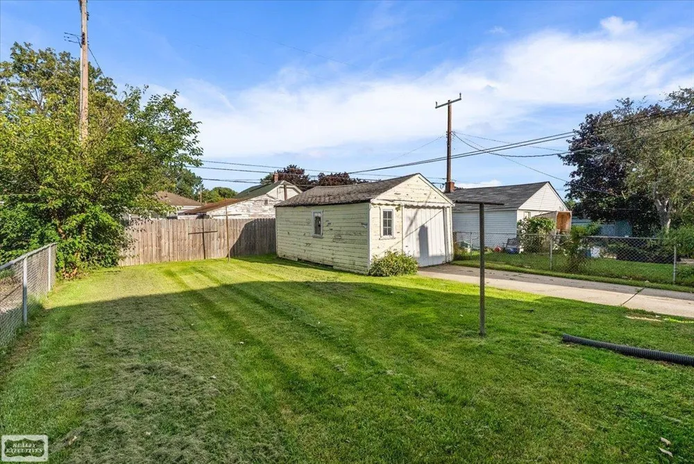 23140 Rein Avenue Eastpointe City, MI 48021