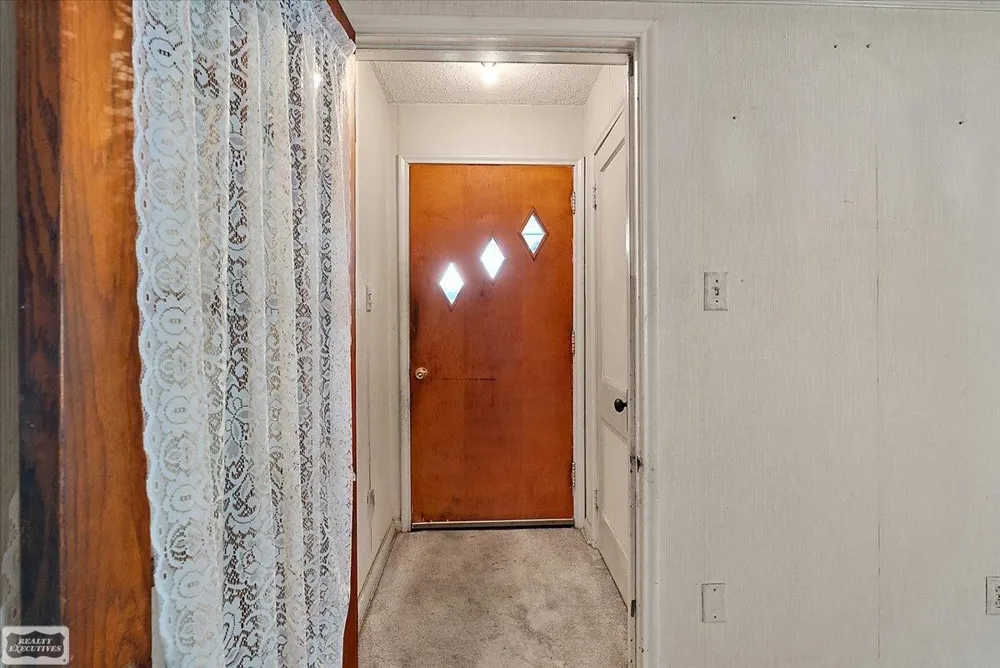 23140 Rein Avenue Eastpointe City, MI 48021