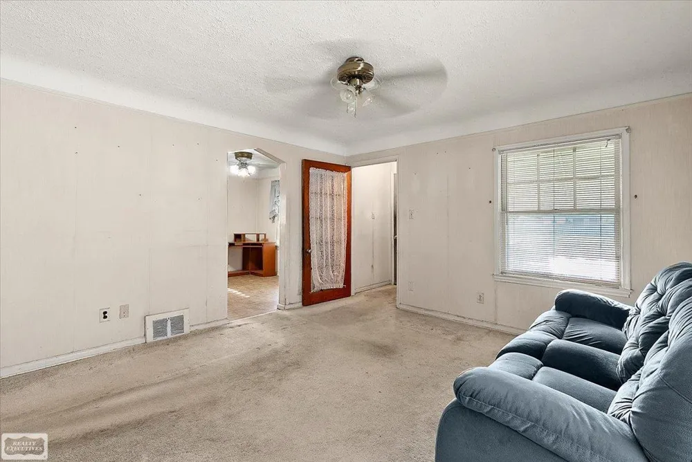23140 Rein Avenue Eastpointe City, MI 48021