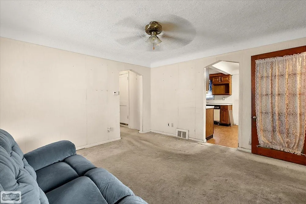 23140 Rein Avenue Eastpointe City, MI 48021