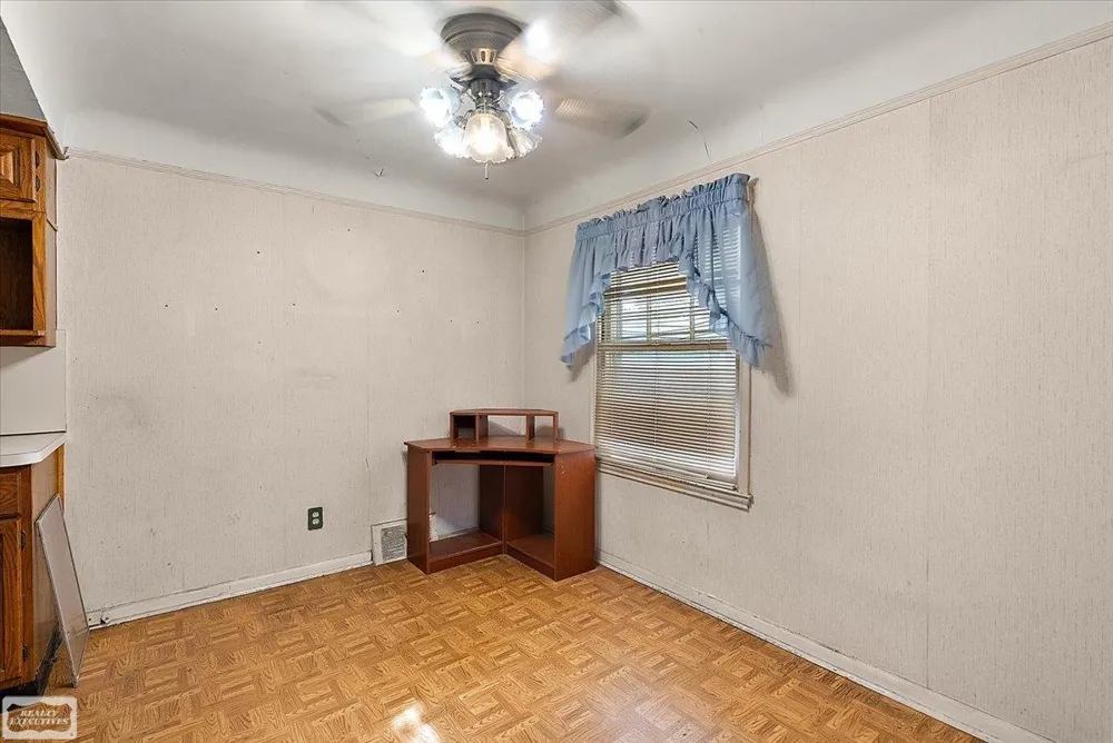 23140 Rein Avenue Eastpointe City, MI 48021