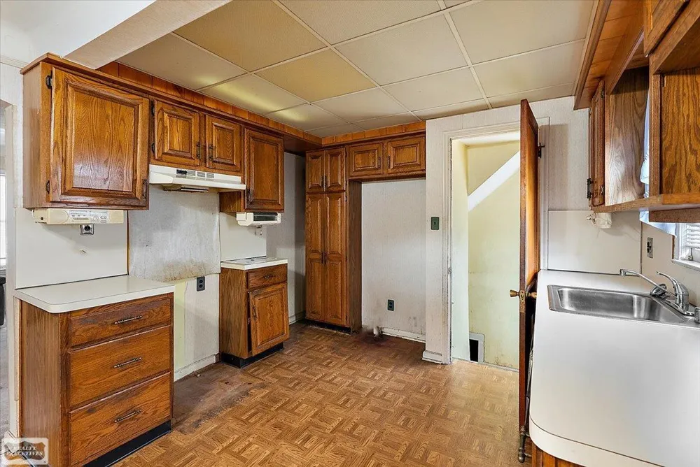 23140 Rein Avenue Eastpointe City, MI 48021