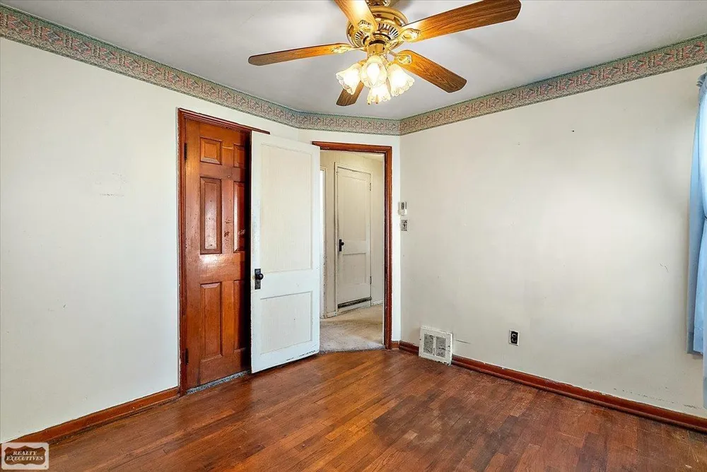 23140 Rein Avenue Eastpointe City, MI 48021