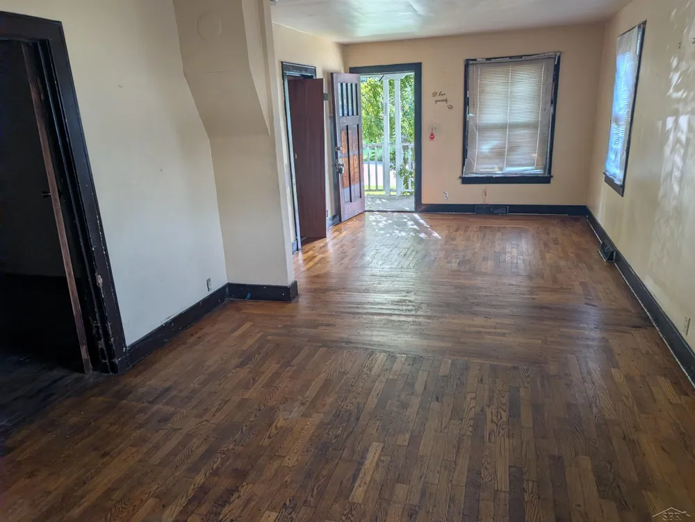 2307 S Niagara Street Saginaw City, MI 48602