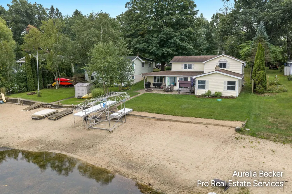 13555 Sunset Shores Drive NE Nelson Township, MI 49319