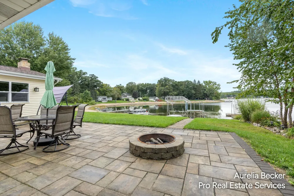 13555 Sunset Shores Drive NE Nelson Township, MI 49319