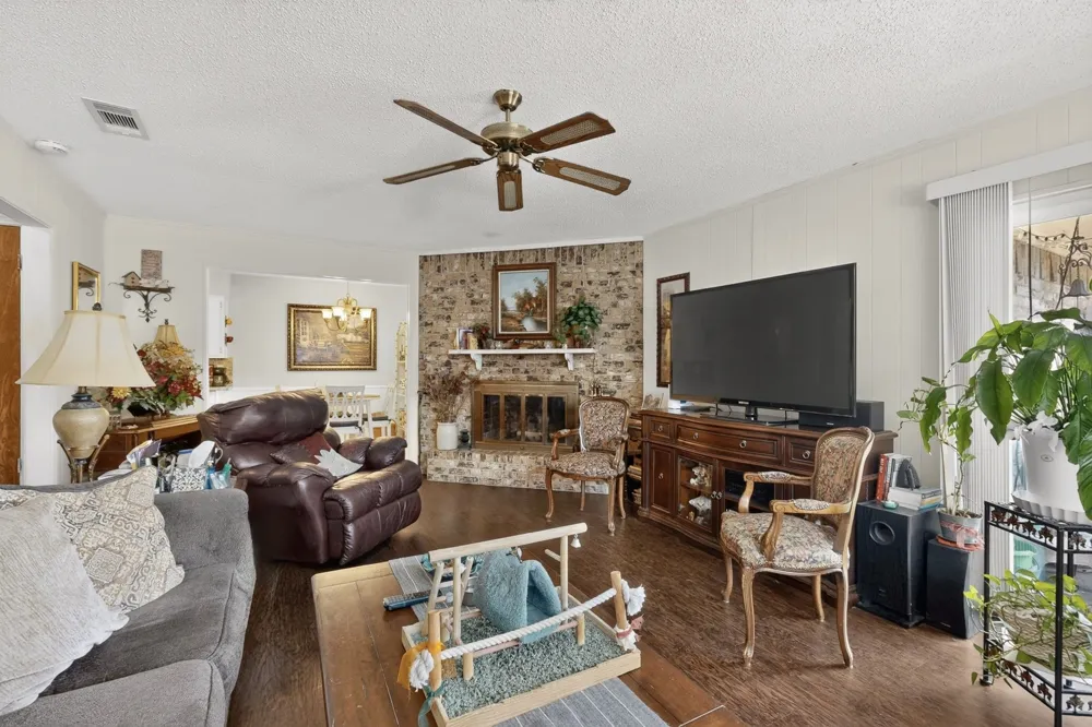 11341 Quail Run Street Dallas, TX 75238