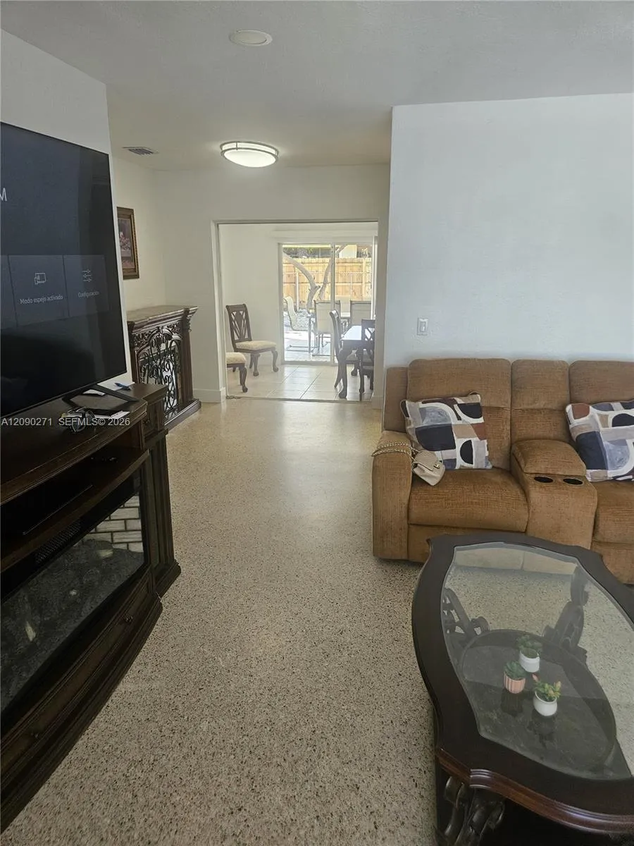5318 W 4th Ln Hialeah, FL 33012