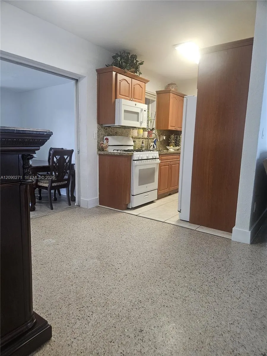 5318 W 4th Ln Hialeah, FL 33012