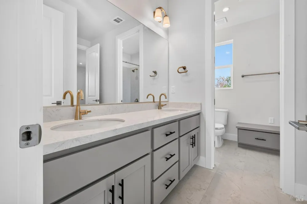 2450 Linwood Avenue Santa Rosa, CA 95404