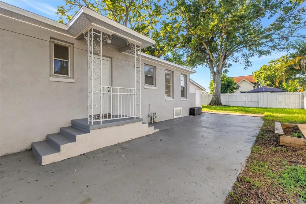 2906 W MAIN STREET Tampa, FL 33607