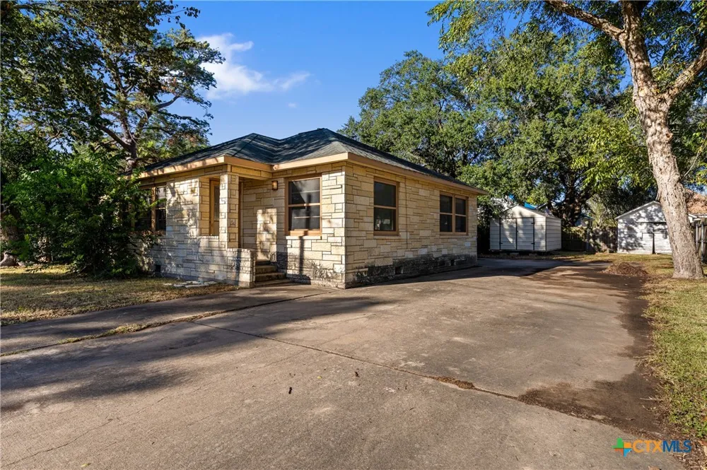 407 S 4th Ganado, TX 77962