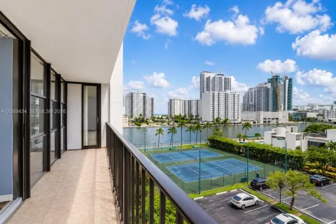 1000 Parkview Dr #614