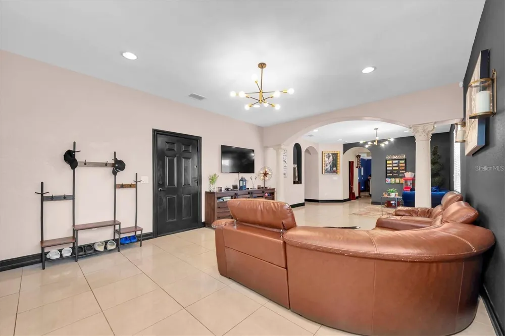 8930 NEWPORT AVENUE Tampa, FL 33604