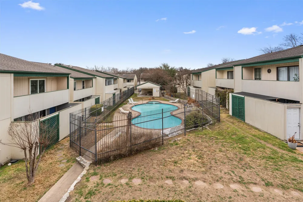 6718 Silvermine Drive #704 Austin, TX 78736