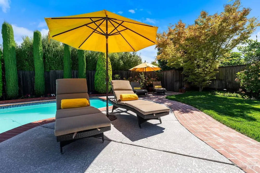 1816 Sherwood Circle Santa Rosa, CA 95405