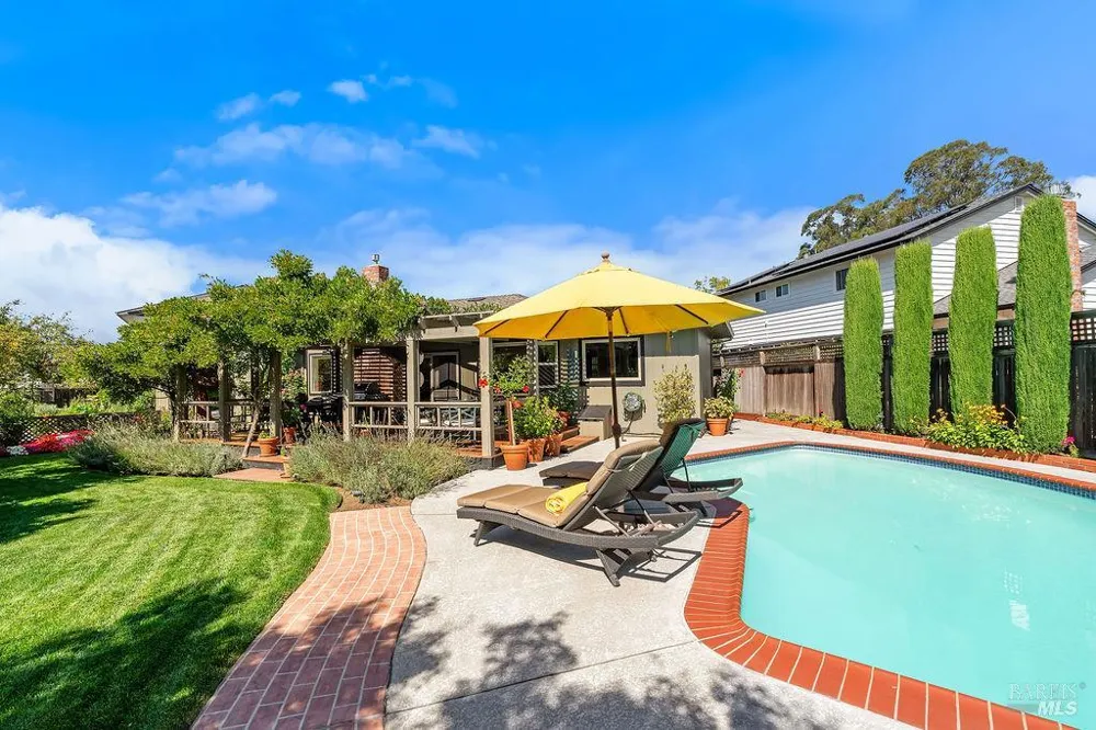 1816 Sherwood Circle Santa Rosa, CA 95405