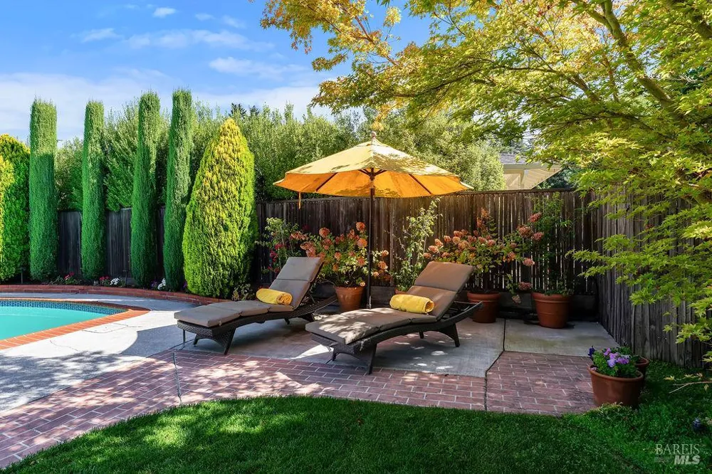 1816 Sherwood Circle Santa Rosa, CA 95405
