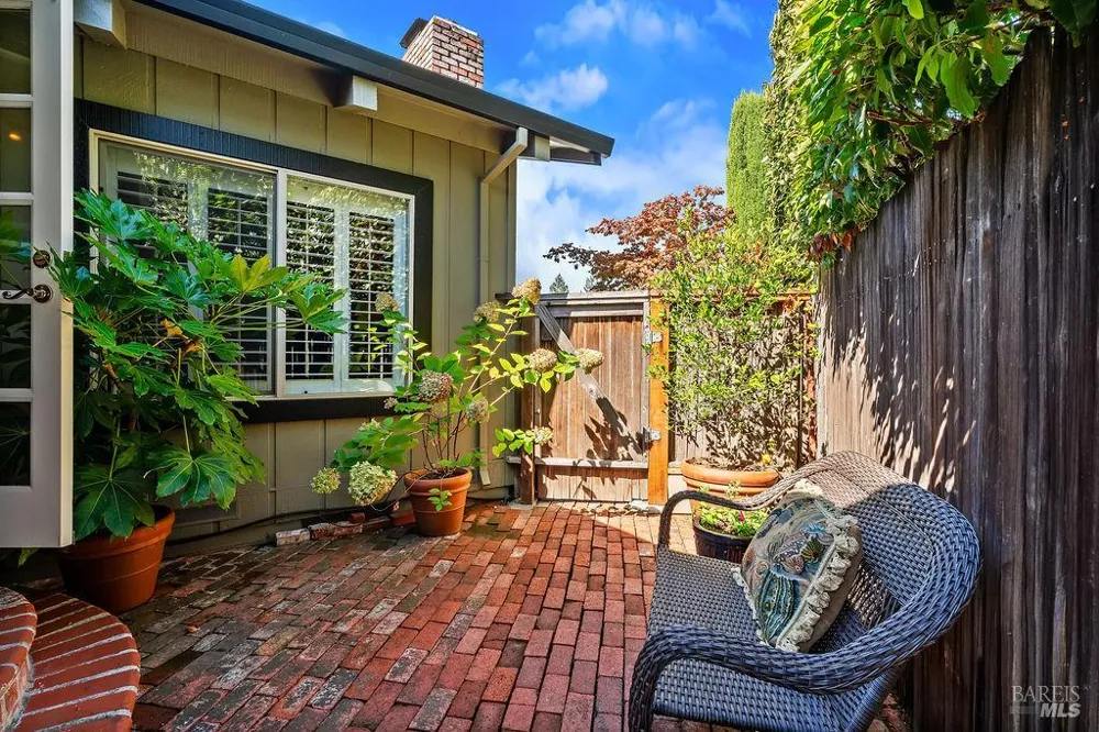 1816 Sherwood Circle Santa Rosa, CA 95405