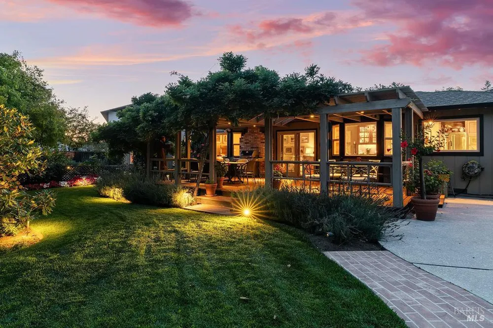 1816 Sherwood Circle Santa Rosa, CA 95405