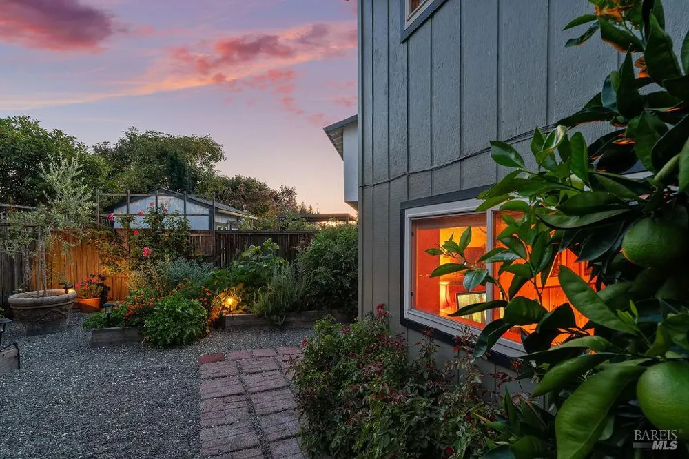 1816 Sherwood Circle Santa Rosa, CA 95405