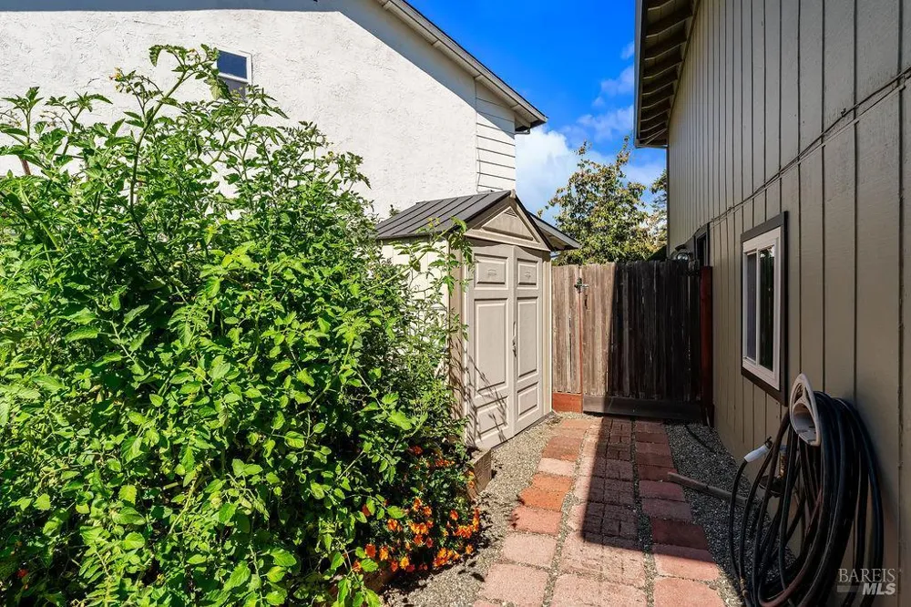 1816 Sherwood Circle Santa Rosa, CA 95405