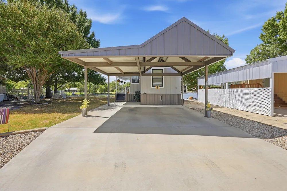 817 Brazos Harbor Circle Granbury, TX 76048