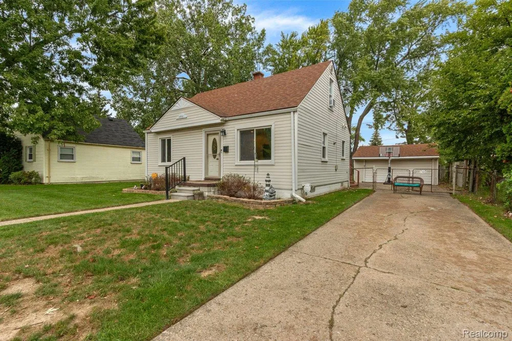 14951 Shirley Avenue Warren City, MI 48089